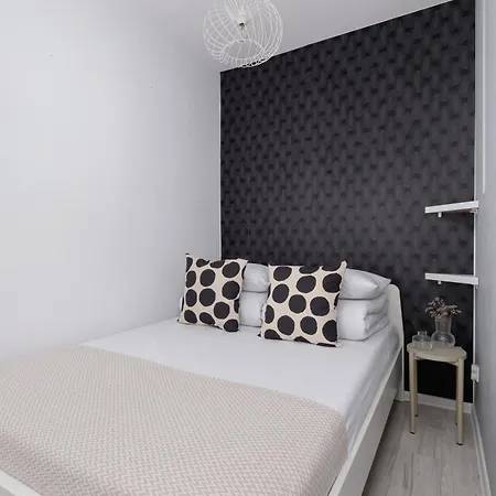 One Bedroom With A Balcony - Dietla 109 Street Daire *